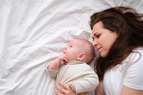 Il volto di una madre che guarda il suo bambino
