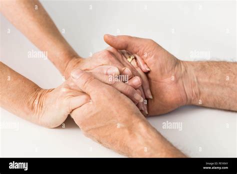 Anziani che si tengono per mano