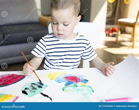 bambino che disegna