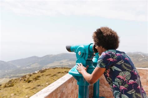 Persona che guarda un paesaggio sereno
