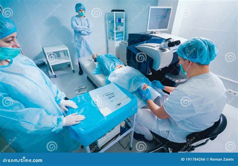 Immagine di un laser a femtosecondi in sala operatoria