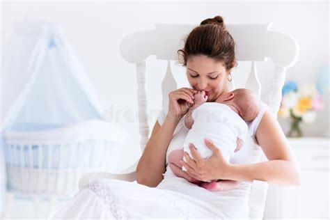 madre che allatta il neonato a letto