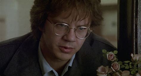 Immagine di Jacob Singer, interpretato da Tim Robbins, in uno stato di angoscia.