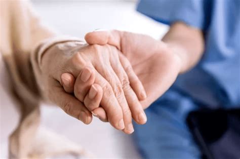 Immagine concettuale di un paziente che parla con uno psicoterapeuta in un ambiente sicuro e accogliente