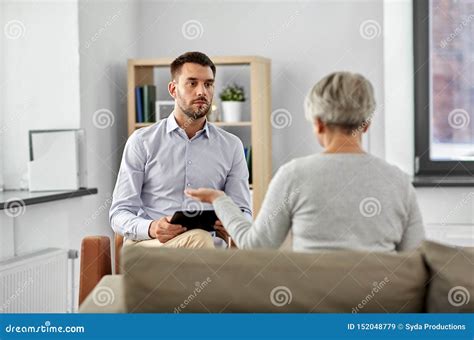 psicologo che ascolta un paziente