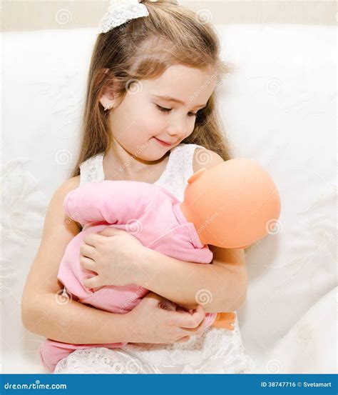Bambina che gioca con bambola