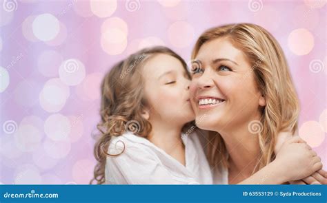 Bambina che abbraccia la madre