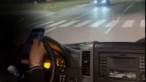 Una persona che guarda insistentemente il telefono, mentre l'altra è visibilmente frustrata