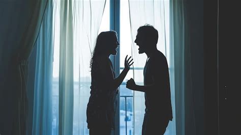 Coppia che litiga animatamente