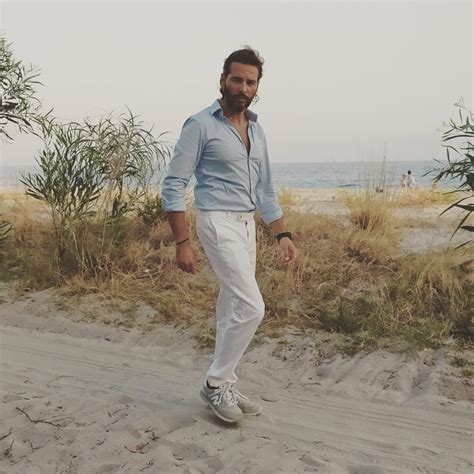 Francesco Catona che corre sulla spiaggia