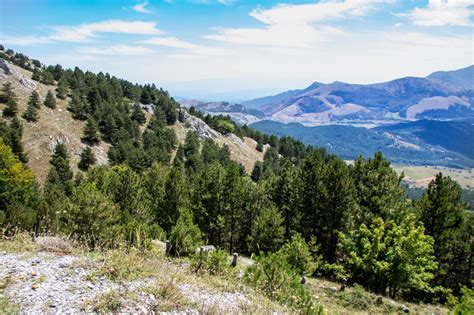 Paesaggio naturale della Calabria con mare e montagne