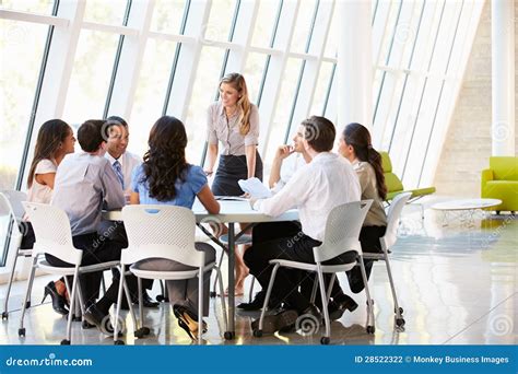 persone che parlano in una riunione d'ufficio