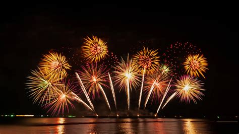 Personaggi di Anohana che guardano un fuoco d'artificio