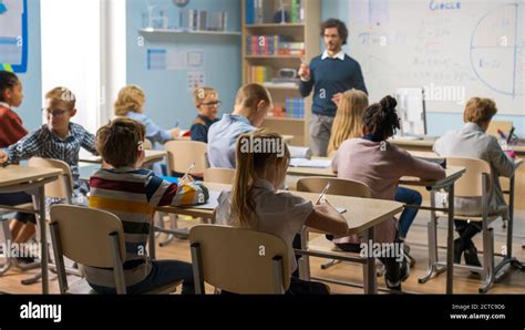Insegnante che spiega qualcosa a un gruppo di bambini