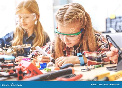 Bambini che lavorano con strumenti matematici