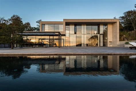 Architettura minimalista moderna con ampie vetrate