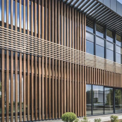 Dettaglio di doghe verticali in legno su facciata moderna