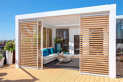 Frangisole in legno scorrevoli a tutt'altezza su vetrate