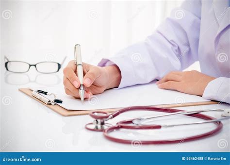 Medico che scrive appunti in una cartella clinica