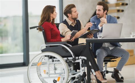 Persone che lavorano in un ambiente di lavoro inclusivo