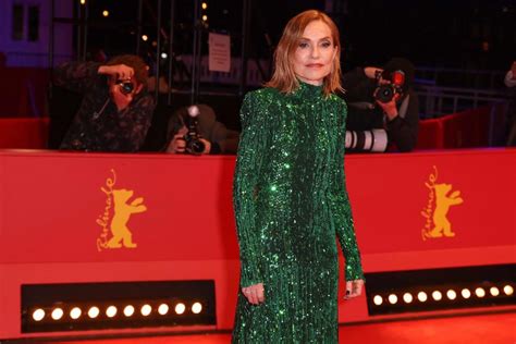 Isabelle Huppert in una posa intensa sul palco