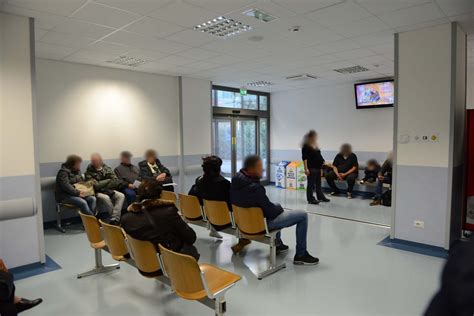 Persone in attesa in una sala d'attesa medica