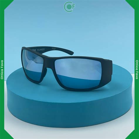 Persona che indossa occhiali da sole polarizzati mentre guarda il mare