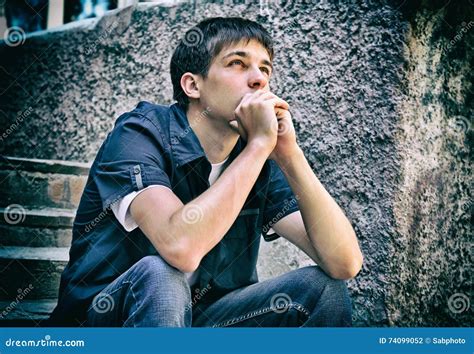 Adolescente pensieroso