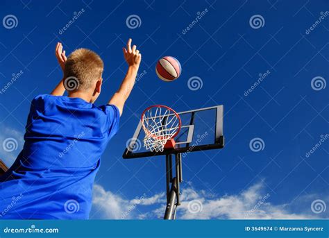 Ragazzo che gioca a pallacanestro