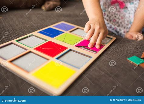 Bambina che gioca con le mani in modo stereotipato