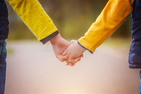 due persone che si tengono per mano
