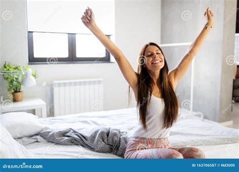 Persona che si sveglia di soprassalto nel letto con espressione spaventata