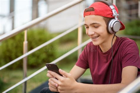 persona che ascolta musica con cuffie in un ambiente tranquillo