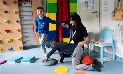 Bambino che gioca durante una seduta di psicomotricità