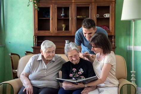 Famiglia riunita, un membro anziano è accudito