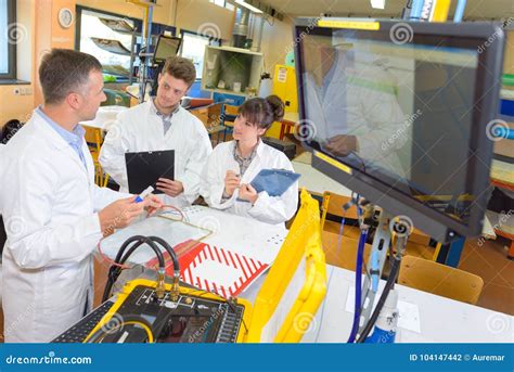 Studenti che lavorano in laboratorio di neuroscienze