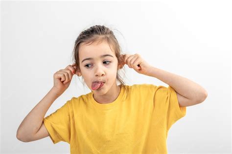 bambino che fa una smorfia con gli occhi