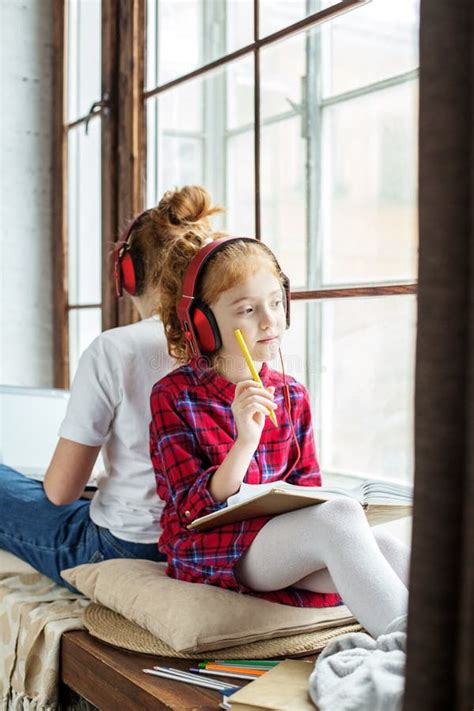 bambini che ascoltano un audiolibro