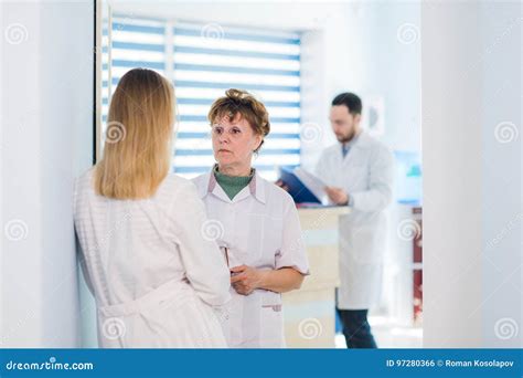 Immagine di un team medico che discute un caso