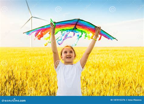 Bambino che costruisce un aquilone