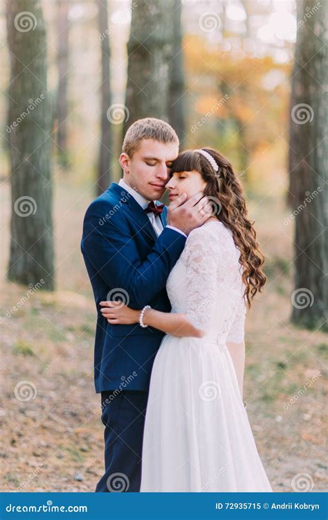 coppia che si abbraccia intensamente