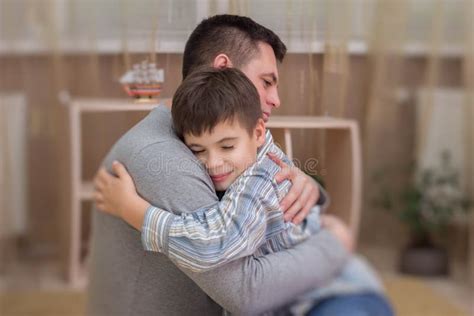 madre che abbraccia un bambino adulto