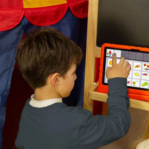 Bambino che utilizza un tablet con software educativo