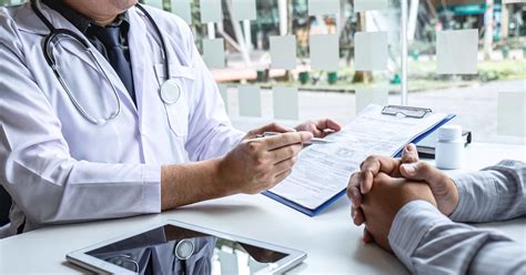 Medico che intervista un paziente