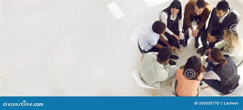 persone sedute in cerchio che interagiscono