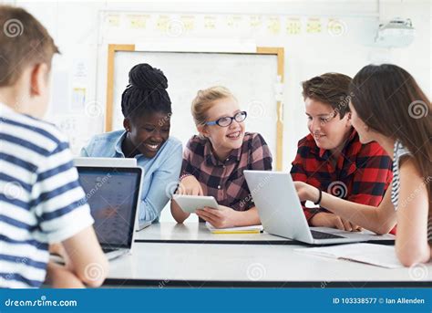 adolescenti che collaborano a un progetto scolastico