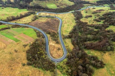Paesaggio lussureggiante attraversato da una strada tortuosa