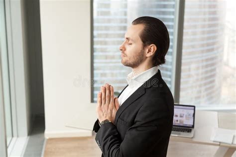 Persona che medita in un ambiente di ufficio