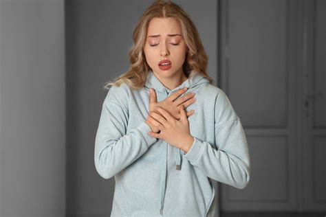 persona in preda al panico che respira profondamente