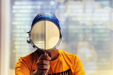 persona che guarda il suo riflesso in uno specchio distorto